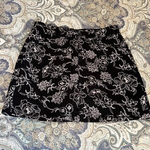Size 12 cotton skirt with front pockets 18.5 inches long